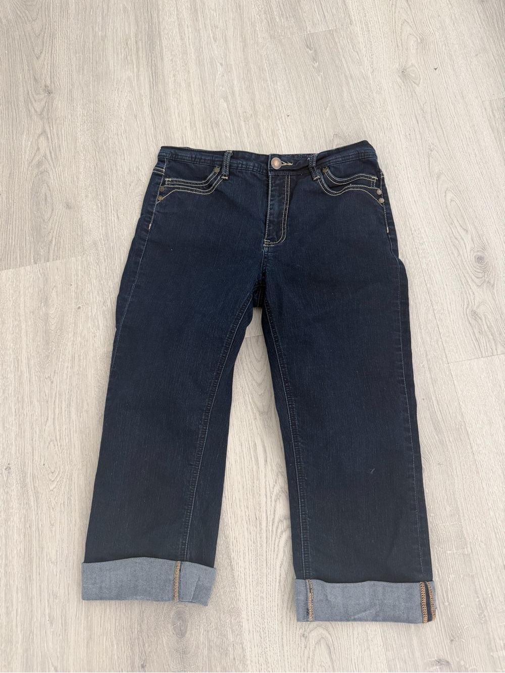 women’s Santana crop capri style jeans. Size 10. classic 5 pocket design. cuffed